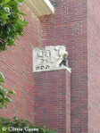 Op een aparte zuil, hoog boven de straat, de Rattenvanger van Hamelen
<br/>
Corrie Groen- Pickhard, 2011-08-15